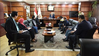 وزير القوى العاملة يَلتقي وفد من 