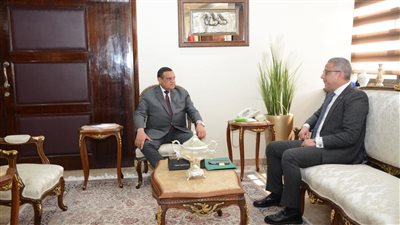 وزير التنمية المحلية يبحث مع محافظ الفيوم معدلات تنفيذ الخطة الاستثمارية وتوفير السلع الغذائية 