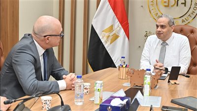 رئيس هيئة الدواء المصرية يجتمع مع مدير الأسواق العالمية لشركة روش السويسرية
