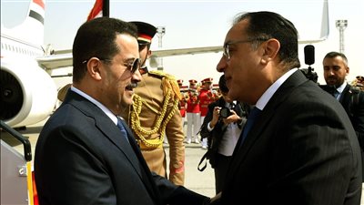 رئيس الوزراء يستقبل رئيس الوزراء العراقي بمطار القاهرة