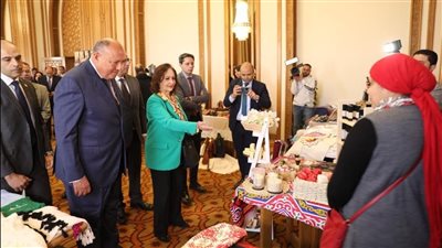 وزير الخارجية يفتتح معرض المنتجات المصرية التراثية 