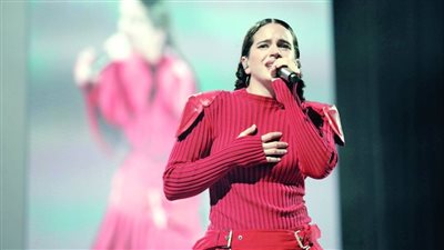 سيظهر شعارها على قميص برشلونة.. من هي المطربة روزاليا؟