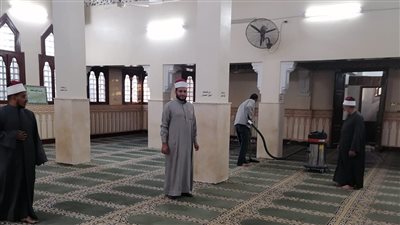 أوقاف السويس تواصل حملة نظافة وتعقيم بيوت الله لإستقبال شهر رمضان