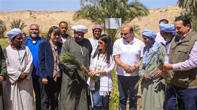 وزيرة التعاون الدولي ووفد الأمم المتحدة يلتقون المزارعين بقرية الكاجوج بأسوان 