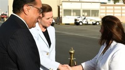 مدبولى يستقبل رئيسة وزراء الدنمارك بمطار القاهرة