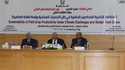 وزير الزراعة يشيد بأداء الباحثين ويطالبهم الاهتمام بالبحوث التطبيقية التي تخدم رؤية الدولة 