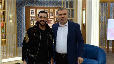 شاهد تأثر شديد من عمرو الليثي.. مفاجأة