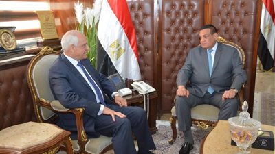وزير التنمية المحلية يتابع مع محافظ الجيزة مشروعات 