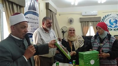 أزهر السويس يكرم 3 سيدات بلغن السن القانونية