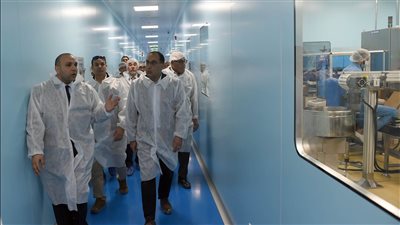 رئيس الوزراء يتفقد مصنع شركة 