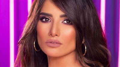 مقابلة للفنانة زينة مع إعلامي لبناني تثير الجدل