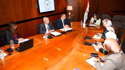 وزيرة الهجرة تترأس اجتماع 