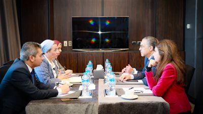 وزيرة البيئة تبحث مع الرئيس التنفيذى للهيئة العامة للاستثمار 