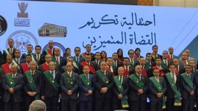 وزير العدل يسلم شهادات تقدير موقعة من الرئيس السيسي للقضاة المميزين