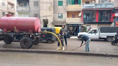 رفع المياه بعدد من مدن محافظة كفر الشيخ التى تعرضت لهطول أمطار