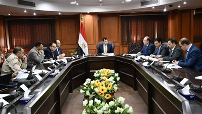 وزير الشباب يلتقي عدد من ممثلي الجهات لمناقشة إدارة وتشغيل مدينة مصر الدولية