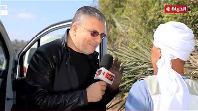 واحد من الناس يجبر بخاطر فلاح باليومية ويهديه مبلغ مالي بـ 