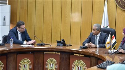 وزير القوى العاملة يلتقي وفداً من