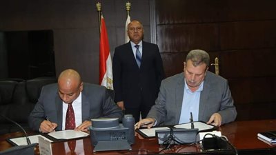 وزير النقل يشهد توقيع مذكرة لإنشاء مصنع بالمنطقة الصناعية بكوم أبو راضى