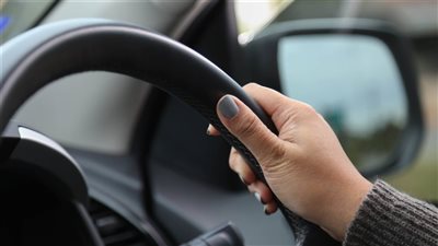 بعد 959 محاولة| امرأة تجتاز اختبار القيادة.. ورواد السوشيال: 