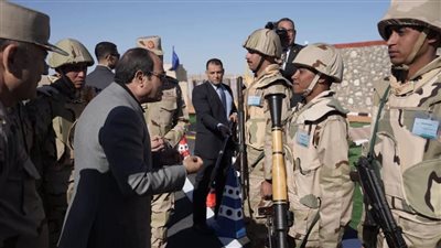 الرئيس السيسي يتفقد الارتكازات الأمنية بشرق القناة ويلتقى مقاتلى قيادات مكافحة الإرهاب