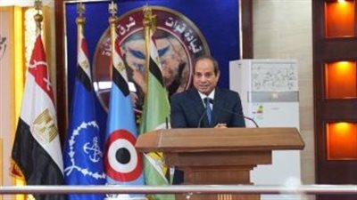 الرئيس يلتقى مشايخ وعواقل سيناء في ذكرى انتصار 10 رمضان. ويقدمون هدية تذكارية لـ 