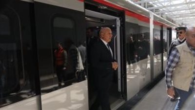 وزير النقل يستقل قطار LRT والأوتوبيس من محطة عدلى منصور للعاصمة الإدارية