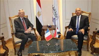 وزير النقل يبحث مع السفير الفرنسى بالقاهرة آخر المستجدات الخاصة بعدد من المشروعات المشتركة في مجال مترو الانفاق 