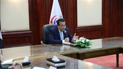 وزير الصحة يوجه بدراسة توحيد البرامج التدريبية للعاملين ببنوك الدم وفقًا لأحدث الأساليب العالمية