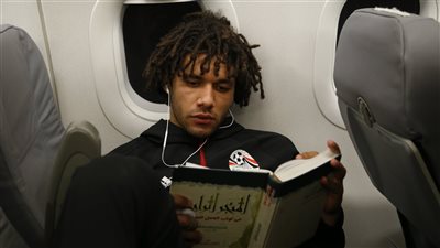 من أمام الكعبة.. محمد النني يؤدي مناسك العمرة في رمضان