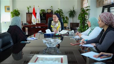 وزيرة البيئة تستقبل الرئيس التنفيذى لمؤسسة بنك الكساء المصرى