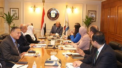 وزير قطاع الأعمال العام يجتمع بالرؤساء التنفيذيين للشركات القابضة