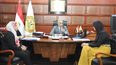 وزير القوى العاملة يلتقي وفداً من 