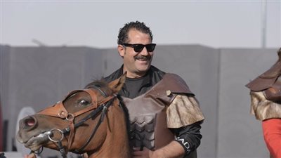 رامز ساخراً من الفنان محمود حافظ.. ساعة الخطر بنتحول بقر