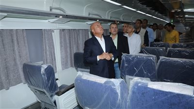 وزير النقل يلتقي عدد من المهندسين وقائدي القطارات والعاملين بورش كوم أبو راضي