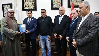 وزير الشباب يكرم اسرة الشهيد سليمان علي سليمان ويطلق اسمه علي احد مراكز الشباب بالقليوبية