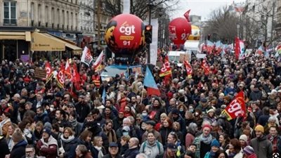 لليوم الثاني عشر.. اشتباكات مع عناصر الشرطة بالإحتجاجات الفرنسية