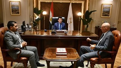 وزير الشباب والرياضة يناقش استعدادت استضافة مصر بطولة العالم للشباب