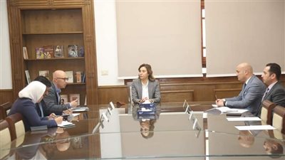 وزيرة الثقافة تجتمع ووفد