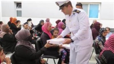 الداخلية توزع كعك على أهالي الأسمرات احتفالا بعيد الفطر