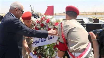 قيادات السويس يضعون أكاليل الزهور علي النصب التذكاري للجندي المجهول 