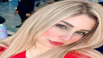 خبيرة تجميل تقدم نصائح للمرأة للحفاظ على مكياج يدوم طوال اليوم