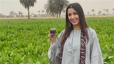 بالجلباب الصعيدي وكوباية شاى.. جنات تحتفل بالعيد على طريقتها