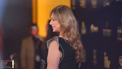 عمرو دياب تجاهلها.. ليلى علوي ترد على الفيديو المثير للجدل