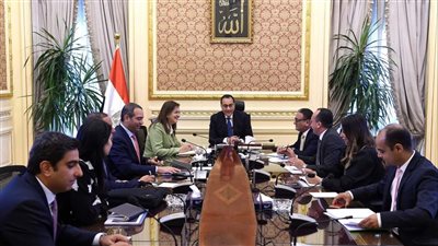 رئيس الوزراء يهدى نظيره اليابانى هدية تذكارية نموذج لمركب الشمس الأصلى