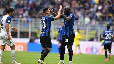 إنتر ميلان يهزم لاتسيو ويهدي نابولي فرصة لحسم لقب الدوري الإيطالي