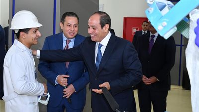 بالتفاصيل ..هدايا الرئيس السيسى للمصريين في عيد العمال.. إنشاء صندوق إعانة وصرف 1000 جنيه للعمالة غير المنتظمة