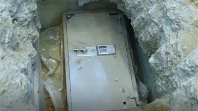 تحت البلاطة.. قصة العثور على أموال طائلة في غرفة سرية بالجيزة