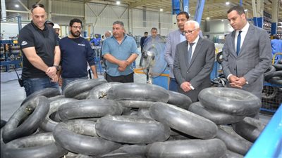 محافظ بورسعيد يتفقد مصنع إنتاج مادة لحام الإطارات إحدى منتجات مصنع بيراميدز 