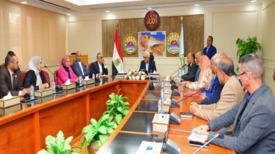 وزير التربية والتعليم يعقد اجتماعا مع قيادات مديرية التعليم بمحافظة مطروح 